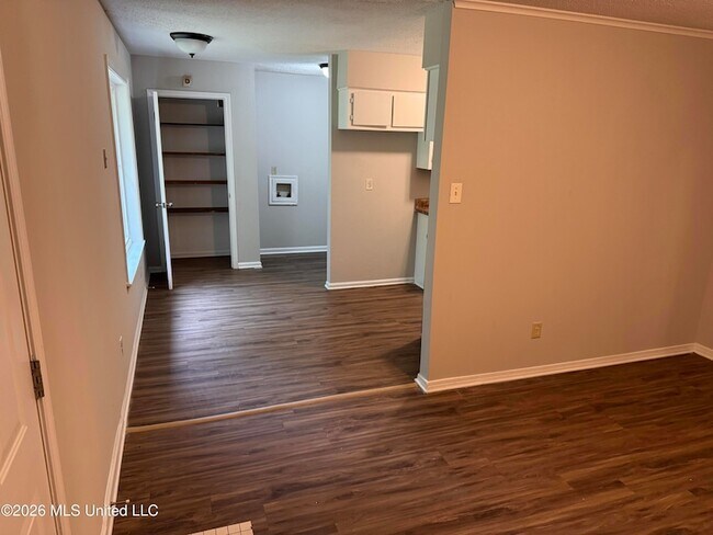 Foto del edificio - 6475 Forest Glen Dr