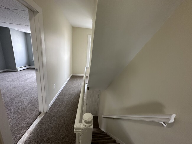 Building Photo - Available Now! Freshly updated 3 Bed/1 Bat...