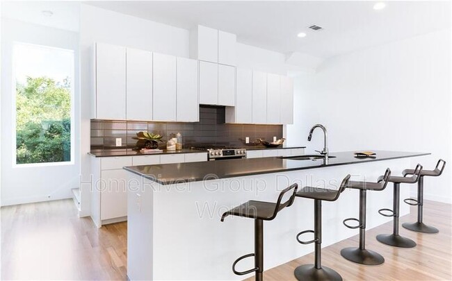 Building Photo - 1644 Zoe Pl