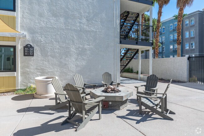 Pozo de fuego - 8th Street Apartments