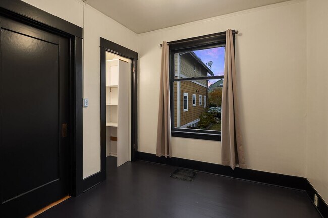 Building Photo - Charming 3 Bedroom In The Heart Of Stadium...