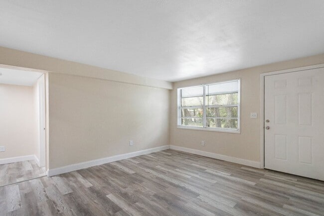 Foto del edificio - Spacious 4bdrm/1bath House ** $1,945.00 ** Section 8 OK ****