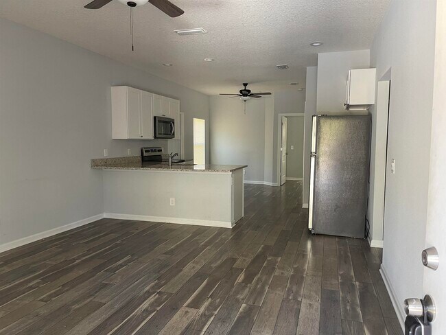 Building Photo - 867 Helen St