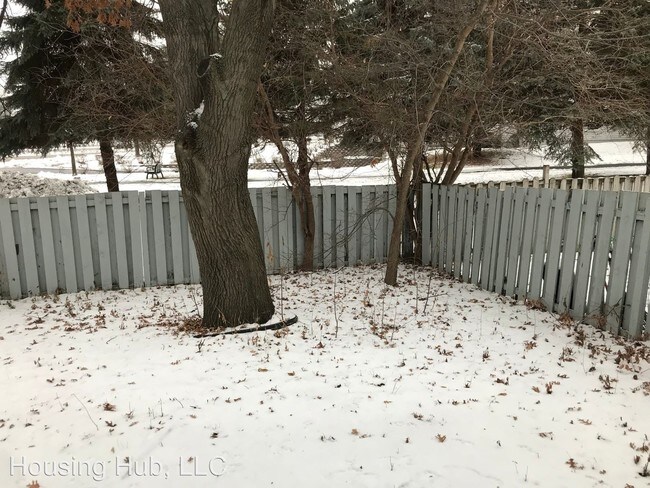 Foto del edificio - 8230-8230 Pleasant View Dr