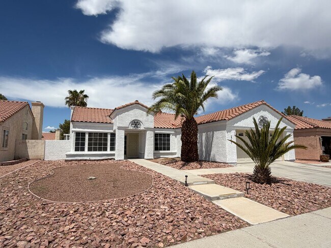 Building Photo - Beautiful 4 bedroom Henderson Home with Hot Tub & Spacious Backyard