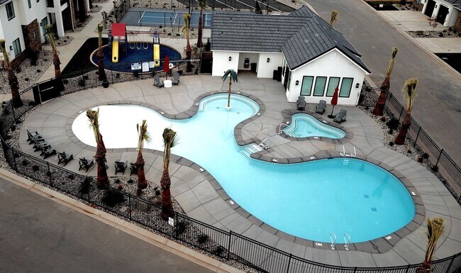 Building Photo - Beautiful Condo with views of Pine Valley