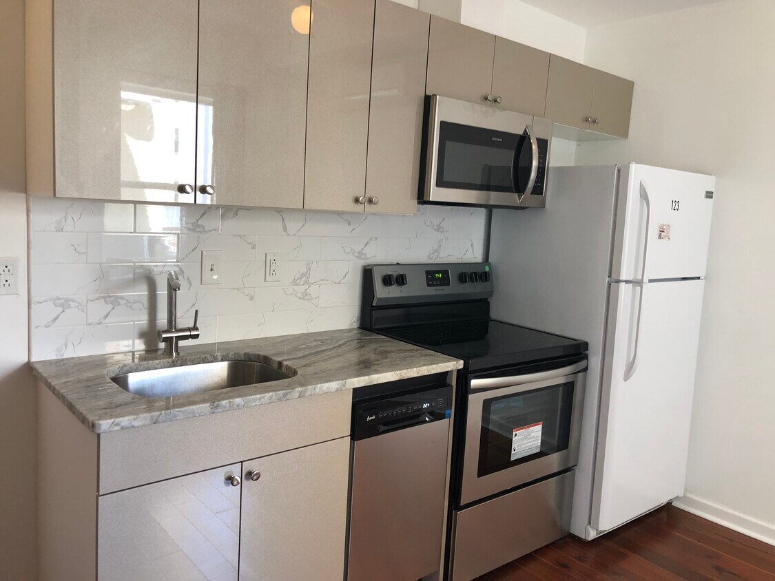 Foto principal - 1808 Cecil B Moore Ave