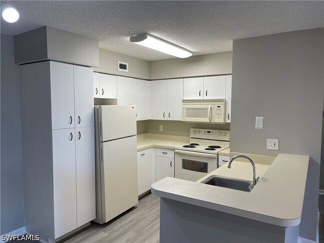 Foto del edificio - 13555 Eagle Ridge Dr