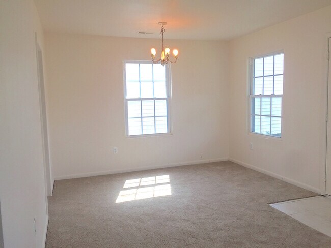 Building Photo - SUPER CUTE 2 BEDROOM HOME IN NORFOLK FOR R...