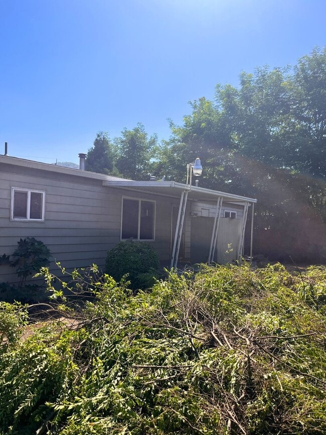 Building Photo - Charming 3 Bed, 2 Bath Home on ½ Acre with River Access – Gold Hill, OR