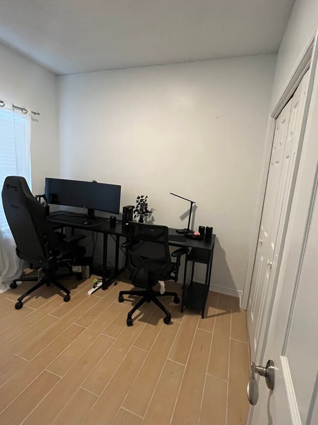 Office or bedroom (1) - 1200 Jasper St