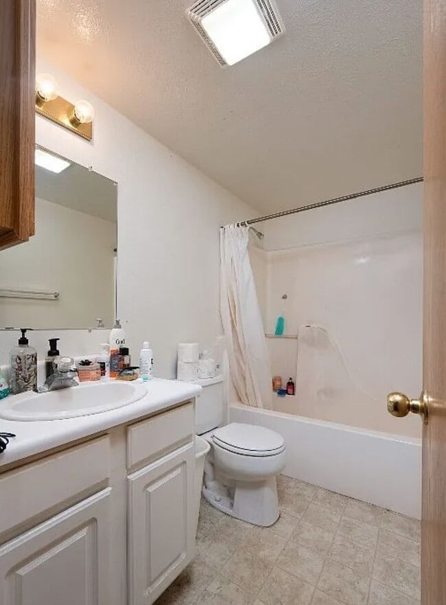 Building Photo - FULLY GUTTED & RENOVATED 4-Bedroom Condo N...