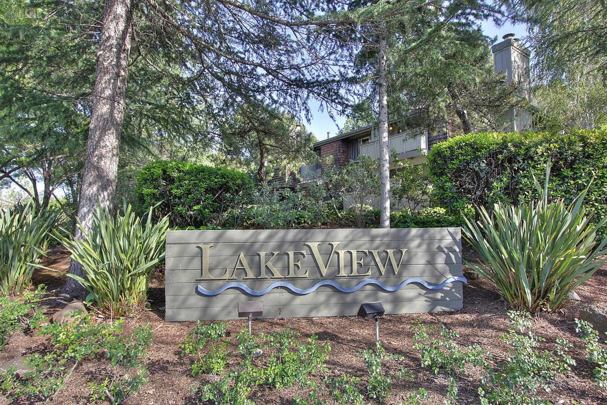 Lovely Lakeview Terrace community - 1156 La Terrace Cir