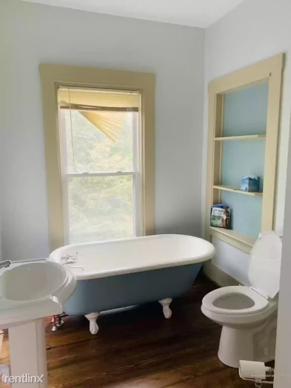 Building Photo - 4 br, 2.5 bath House - 114 Elm St