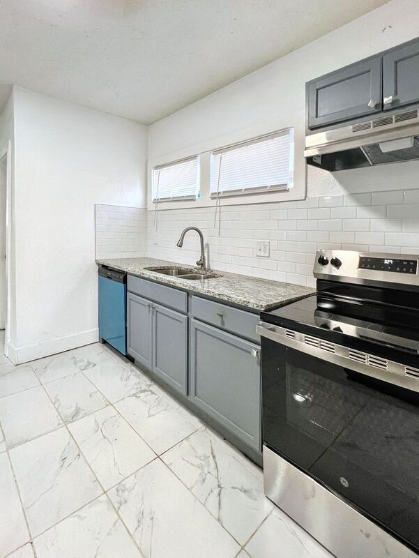 Building Photo - 3820 E 59th Terrace