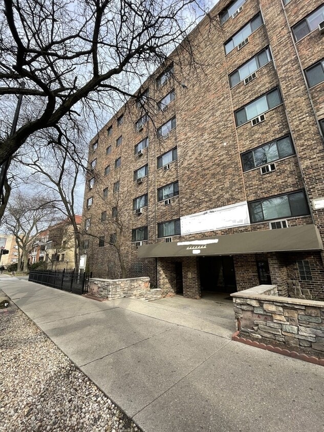 Primary Photo - 6633 N Sheridan Rd