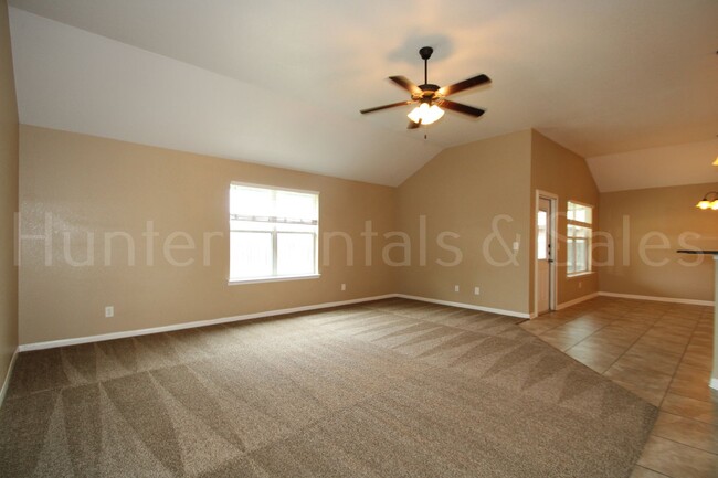 Foto del edificio - Spacious Three-Bedroom!