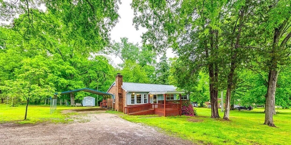 Foto del edificio - Charming Brick Ranch with Plenty of Room!!!