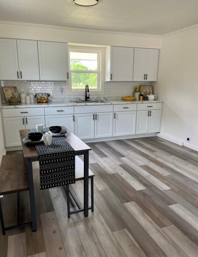 Building Photo - 3039 Lawson Dr