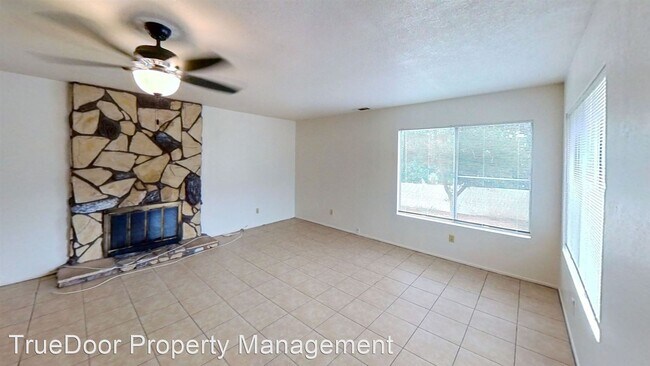 Foto del edificio - 4 br, 2.5 bath House - 5095 Sierra Vista Ave.