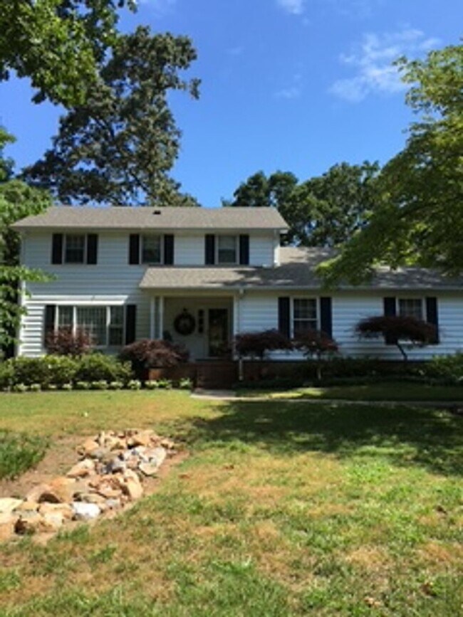 Building Photo - 4 Bedroom with fenced in yard!