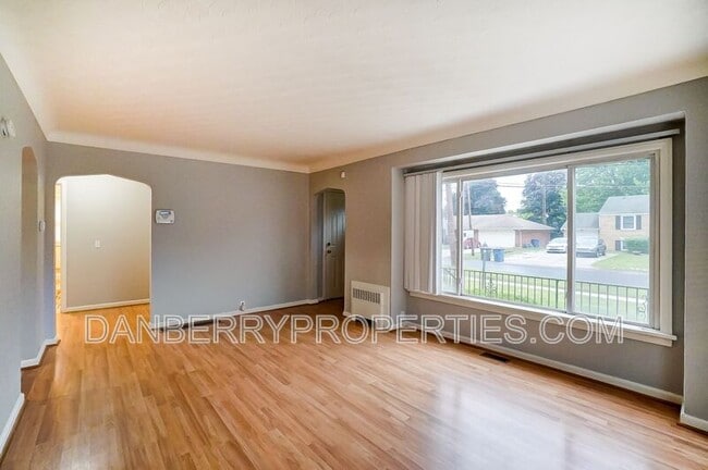 Building Photo - 915 Independence Rd