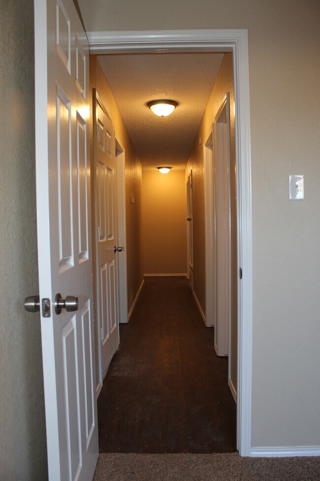 Foto del edificio - 717 Cross Ridge Circle North