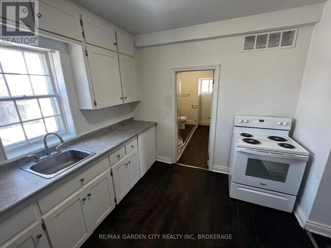 Building Photo - 29 Rykert St
