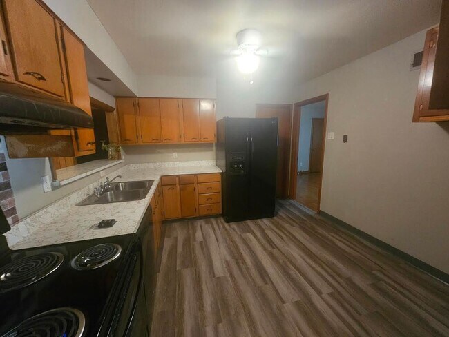 Foto del edificio - 4 Success is offering this 4 bedroom 2 bat...