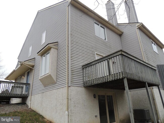 Building Photo - 404 Pinebrooke Cir