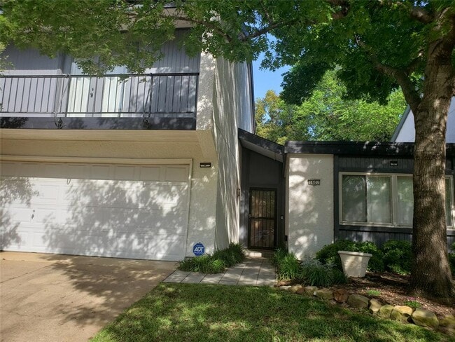 Building Photo - 1607 Hawthorne Dr