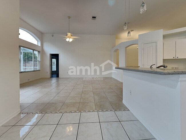 Foto del edificio - 16502 Lake Heather Dr