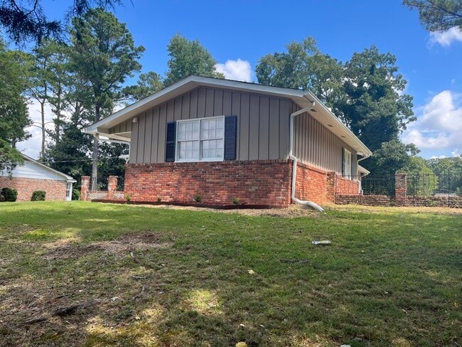 Building Photo - 933 Garrett Dr