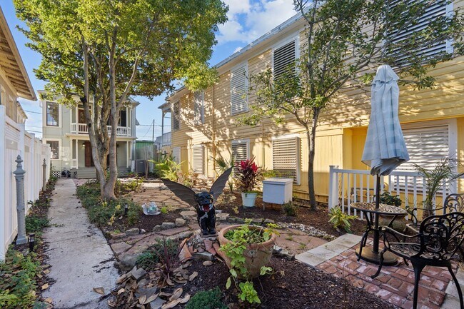 Building Photo - 611 Church St