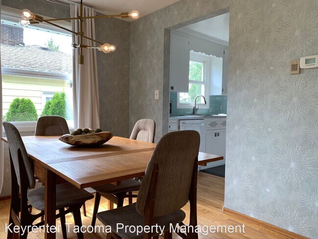Foto del edificio - 4 br, 2 bath House - 330 Regents Blvd