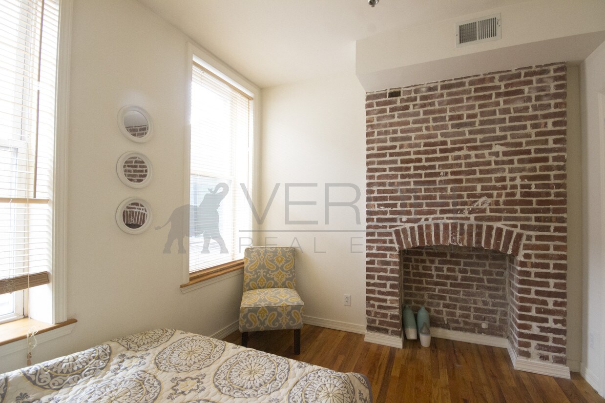 Primary Photo - 512 1st St
