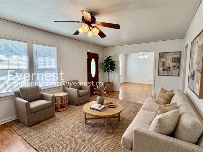 Foto del edificio - 2 Bed/1 Bath Home with Garage / Pet-Friendly / Available Now!