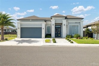 Building Photo - 20 Wisteria St