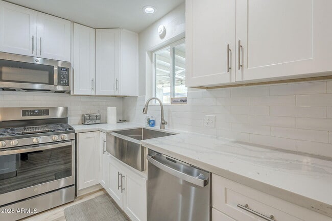 Foto del edificio - 4240 E Bluefield Ave