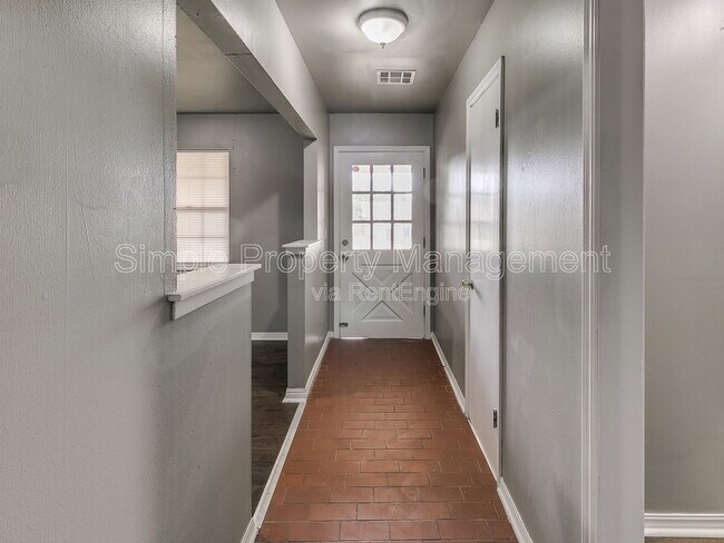 Building Photo - 136 Burton Pl