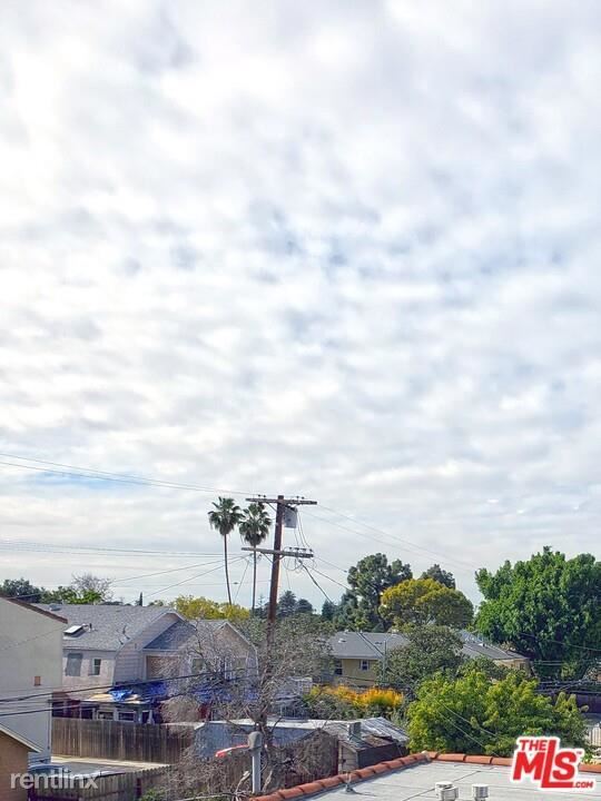 Building Photo - 5030 Rosewood Ave