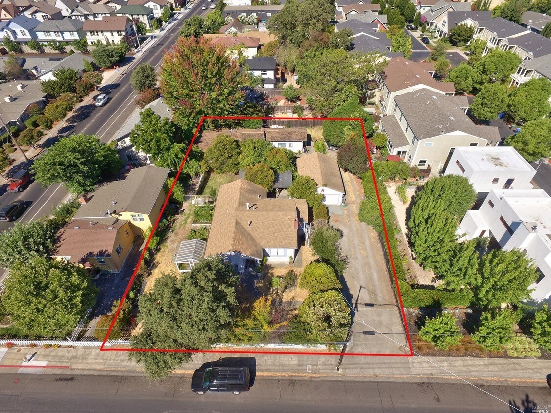 Primary Photo - 887 1st St W