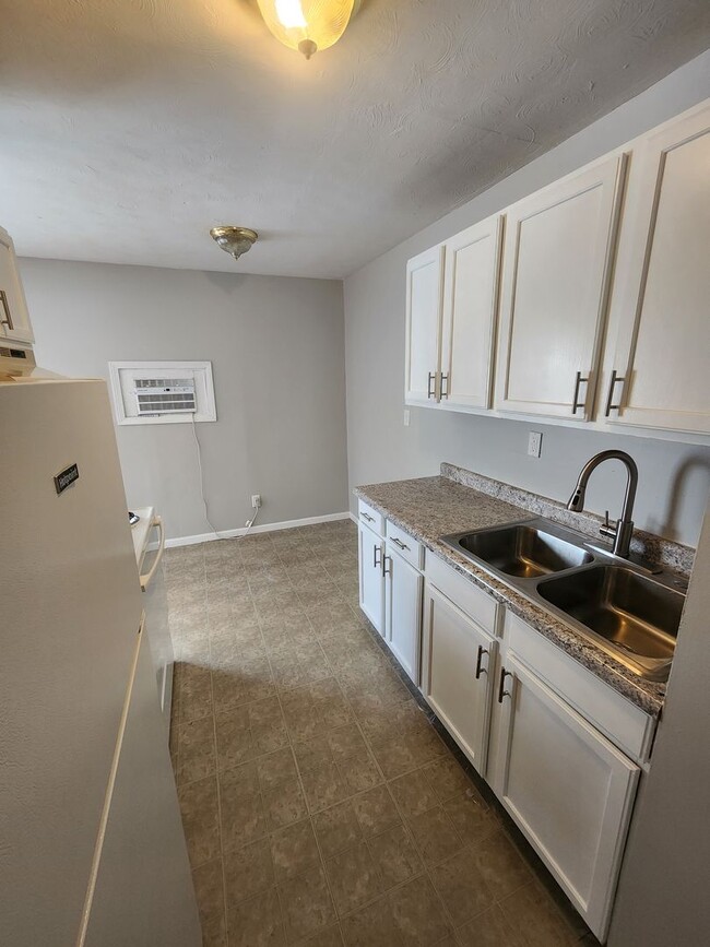 Building Photo - 2 bedroom 1 bath apartment