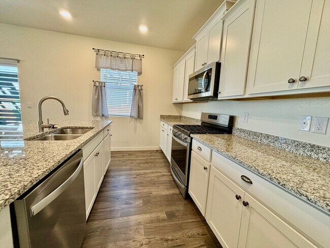 Building Photo - Beautiful Upgrades on 4-Bed 3-Bath Newer Home in Wellington