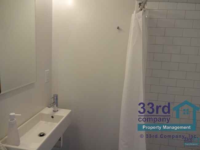 Building Photo - Charming 3 bedroom near Minnehaha Creek!