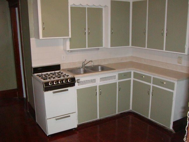 kitchen - 722 W Vine St