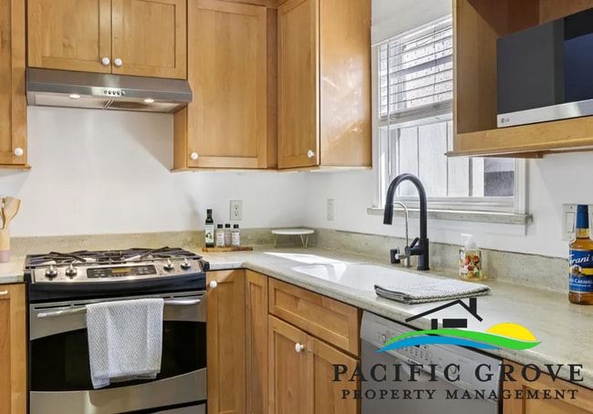 Building Photo - Cozy Coastal Retreat with Ocean Glimpses in Pacific Grove