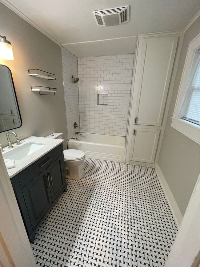 Building Photo - Gorgeous 2 Story Apartment