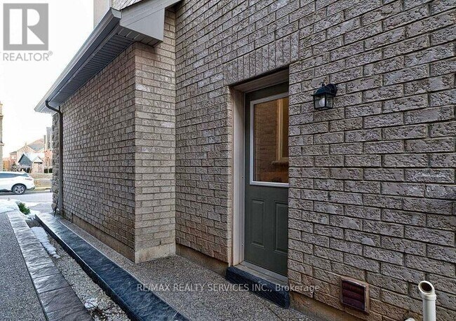 Building Photo - 29 Lampman Cres