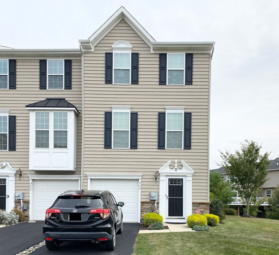 Gorgeous 4-Bed Townhome located in North W... - Gorgeous 4-Bed Townhome located in North W...